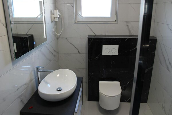 Foto van Appartement in Stara Novalja met groot terras - Vakantiehuis in Stara Novalja - BathRoom