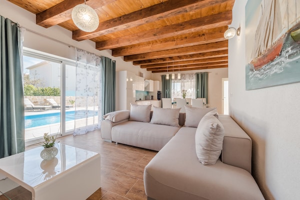 Foto van Villa met privézwembad in Sukošan - Vakantiehuis in Sukosan - LivingRoom