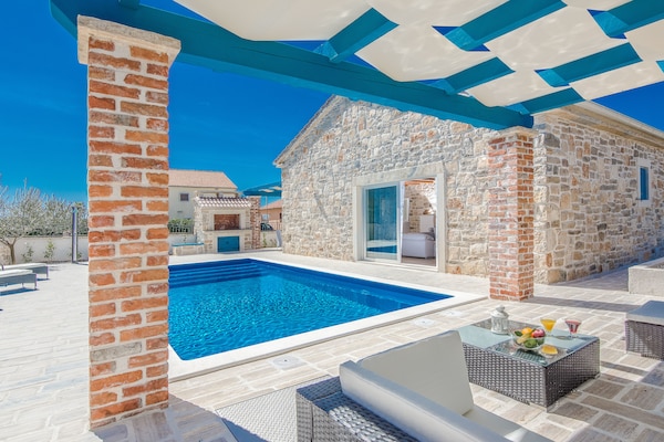 Foto van Villa met privézwembad in Sukošan - Vakantiehuis in Sukosan - ExteriorSummer