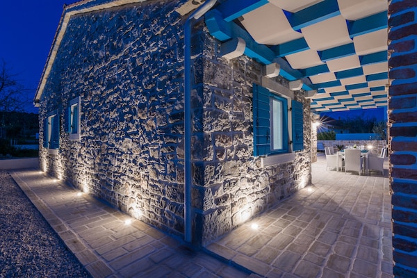 Foto van Villa met privézwembad in Sukošan - Vakantiehuis in Sukosan - TerraceBalcony