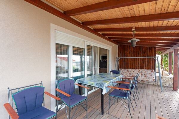 Foto van Vakantiehuis Mandre bij Prachtige Stranden - Vakantiehuis in Kolan - TerraceBalcony