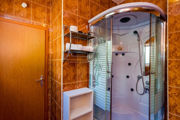 Foto van Apartments Villa Aura - Comfort Studio Apartment 8 with shared swimming pool - BathRoom