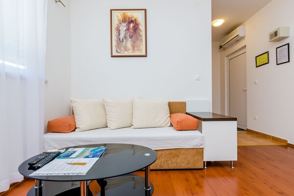 Foto van Apartments Aura - Comfort Studio Apartment 7 with shared swimming pool - LivingRoom