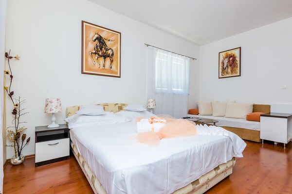 Foto van Apartments Aura - Comfort Studio Apartment 7 with shared swimming pool - BedRoom