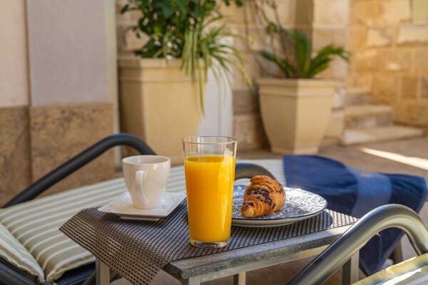 Foto van Apartments Aura - Comfort Studio Apartment 7 with shared swimming pool - Outdoor