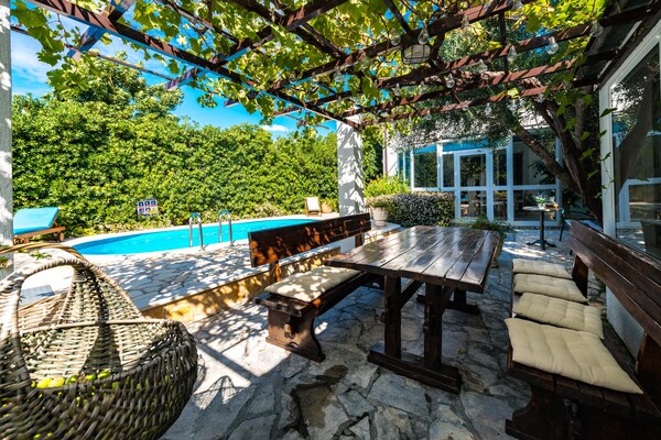 Foto van Villa Piano - Four Bedroom Villa with Terrace and Swimming Pool - DiningRoom