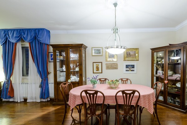 Foto van Villa Piano - Four Bedroom Villa with Terrace and Swimming Pool - DiningRoom