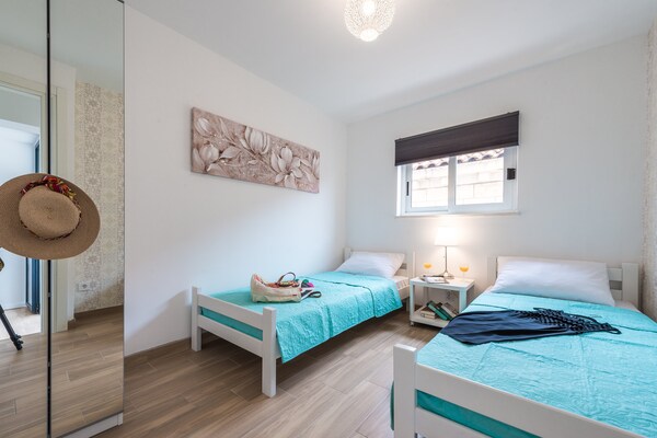 Foto van Apartments Maris-Two Bedroom Apartment with Terrace and Sea View-address Plat 21 - BedRoom