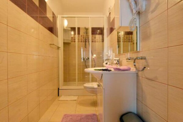 Foto van Authentic Istrian Rooms for Unforgettable Stays - Double Room with Balcony - BathRoom