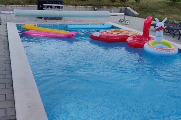 Foto van Four Bedroom Holiday House Mali Raj with Pool - Vakantiehuis in Ogulin - Pool