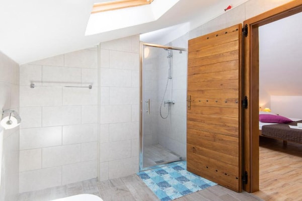Foto van Beautiful Villa Anita - Four Bedroom Villa with Outdoor Swimming Pool - BathRoom