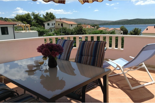 Foto van Appartement in Zaboric vlakbij het strand - Vakantiehuis in Žaborić - TerraceBalcony