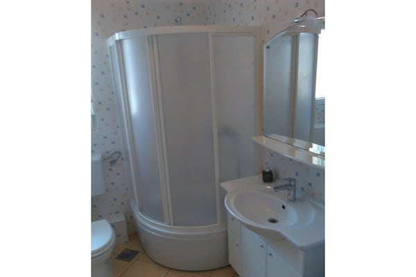 Foto van Appartement in Zaboric vlakbij het strand - Vakantiehuis in Žaborić - BathRoom