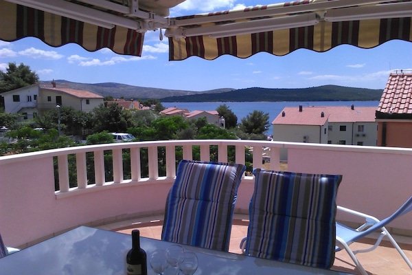 Foto van Appartement in Zaboric vlakbij het strand - Vakantiehuis in Žaborić - TerraceBalcony