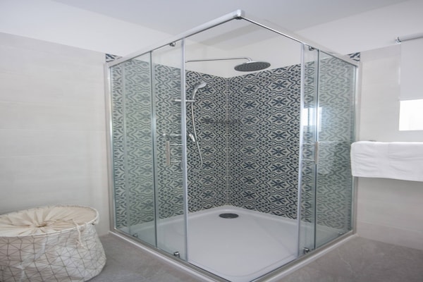 Foto van Appartement met één slaapkamer en zeezicht - Vakantiehuis in Šibenik-Brodarica - BathRoom