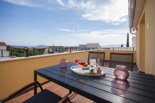 Foto van Appartement met één slaapkamer en zeezicht - Vakantiehuis in Šibenik-Brodarica - TerraceBalcony