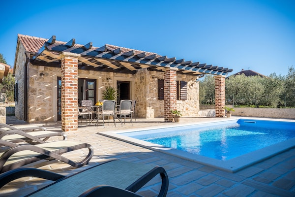 Foto van Vakantiehuis in Sukošan bij zee - Vakantiehuis in Sukosan - ExteriorSummer