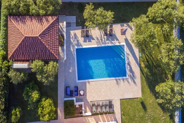 Foto van Luxe villa, geschikt voor 10, met privézwembad - Vakantiehuis in Biograd na moru - ExteriorSummer