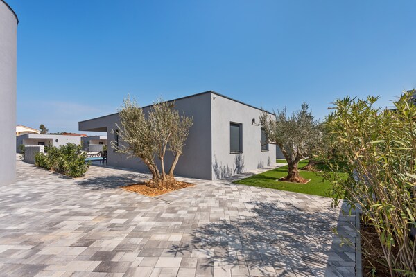 Foto van Vakantiehuis in Vir met privézwembad - Vakantiehuis in Vir - ExteriorSummer