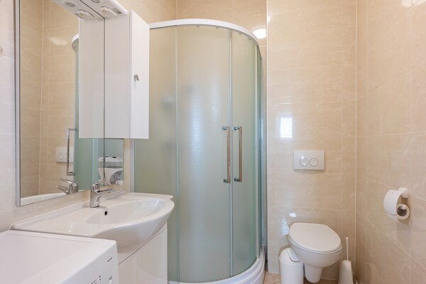 Foto van Appartement in Nevidane bij het Strand - Vakantiehuis in Neviđane - BathRoom