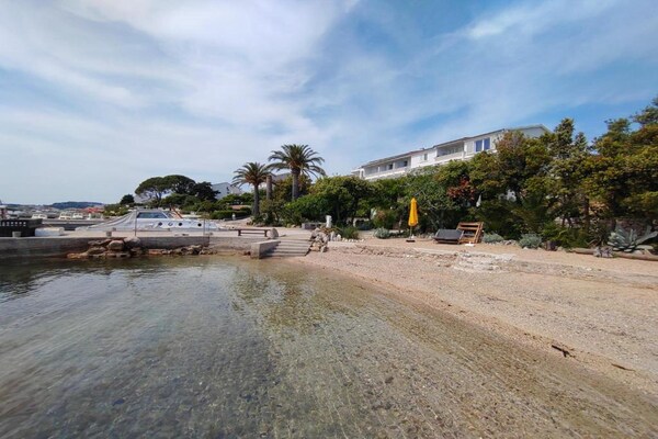 Foto van Appartement Rab met privésteiger en zeezicht - Vakantiehuis in Rab - AreaSummer20KM