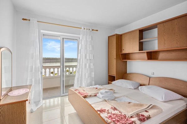 Foto van Appartement Rab met privésteiger en zeezicht - Vakantiehuis in Rab - BedRoom