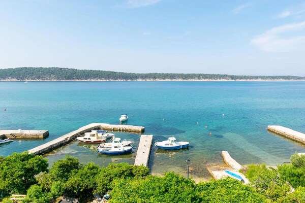 Foto van Appartement Rab met privésteiger en zeezicht - Vakantiehuis in Rab - AreaSummer20KM