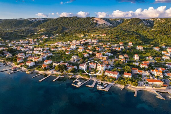 Foto van Appartement Rab met privésteiger en zeezicht - Vakantiehuis in Rab - Outdoor