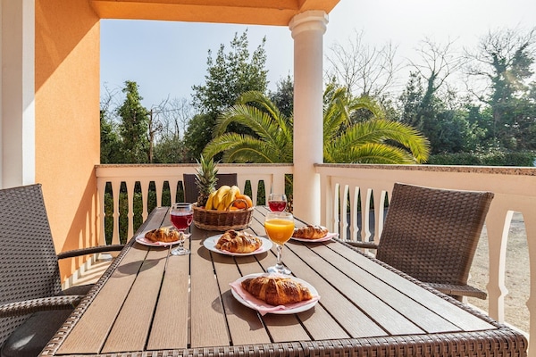 Foto van Banjole Beachside Fun Stay - Vakantiehuis in Banjole - TerraceBalcony