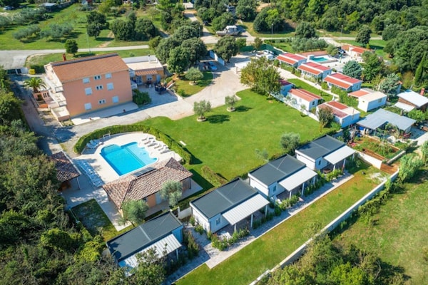 Foto van Stacaravan in Banjole met zwembad bij strand - Vakantiehuis in Banjole - ExteriorSummer