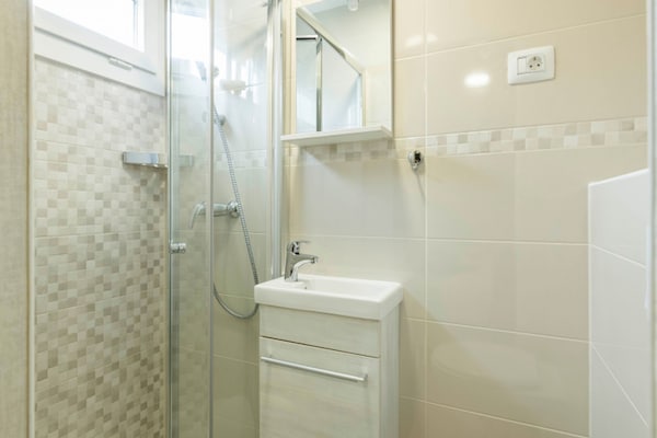 Foto van Stacaravan in Banjole met zwembad bij strand - Vakantiehuis in Banjole - BathRoom