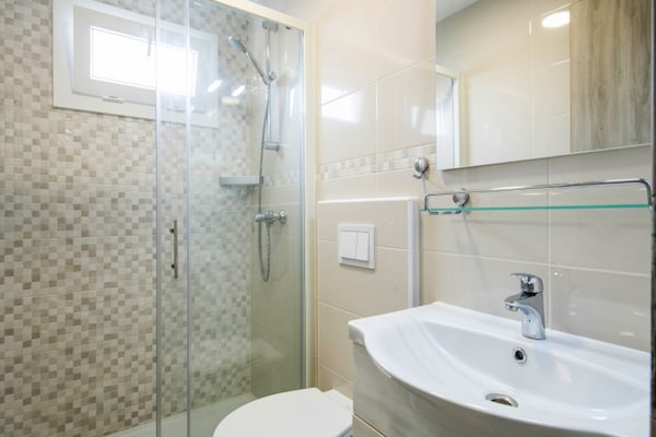 Foto van Stacaravan in Banjole met zwembad bij strand - Vakantiehuis in Banjole - BathRoom