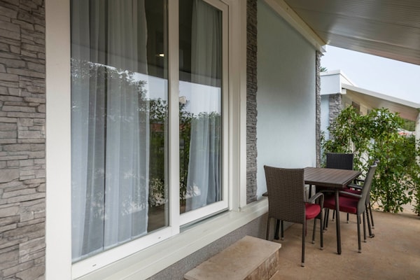 Foto van Stacaravan in Banjole met zwembad bij strand - Vakantiehuis in Banjole - TerraceBalcony