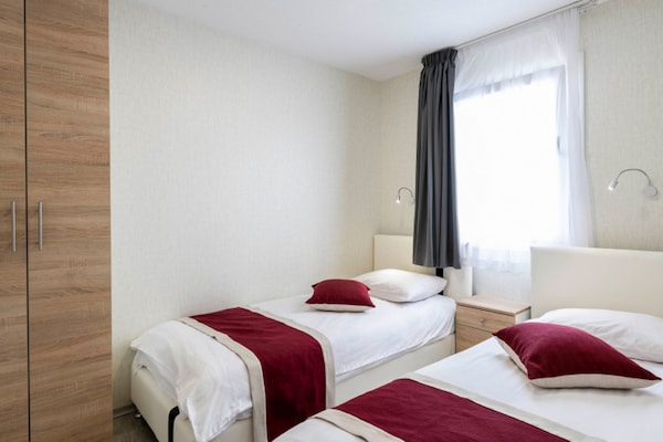 Foto van Stacaravan in Banjole met zwembad bij strand - Vakantiehuis in Banjole - BedRoom