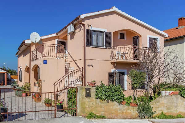 Foto van Appartement in Ližnjan met Zwembad - Vakantiehuis in Ližnjan - ExteriorSummer