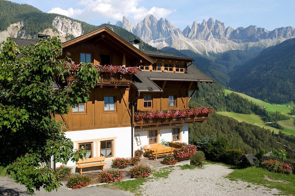 Foto van Boerderij in Funes Vallei met Dolomieten Uitzicht - Vakantiehuis in Villnöß - ExteriorSummer