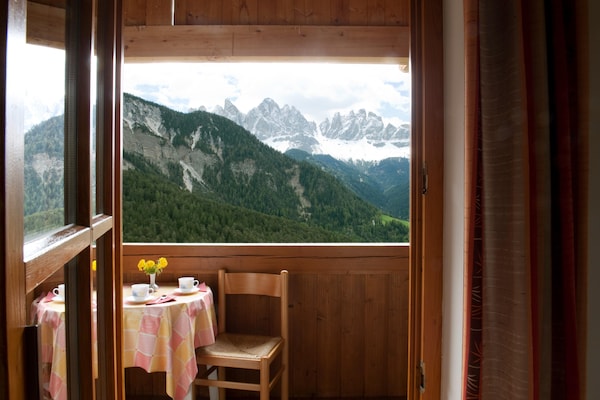 Foto van Boerderij in Funes Vallei met Dolomieten Uitzicht - Vakantiehuis in Villnöß - TerraceBalcony