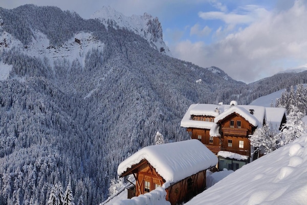Foto van Boerderij in Funes Vallei met Dolomieten Uitzicht - Vakantiehuis in Villnöß - ExteriorWinter