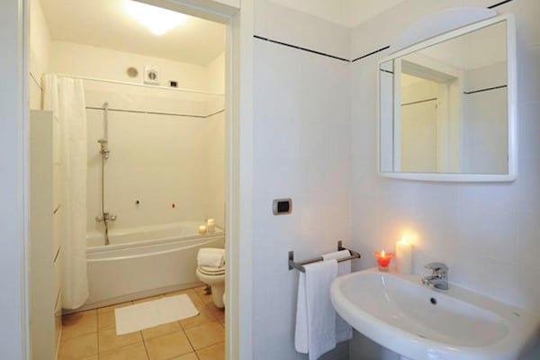Foto van Vakantiehuis in Porlezza met uitzicht op het meer - Vakantiehuis in Porlezza - BathRoom