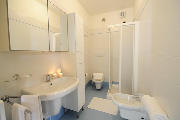 Foto van Appartement in Porlezza met balkon of tuin-voorheen TUI Ferienhaus - BathRoom