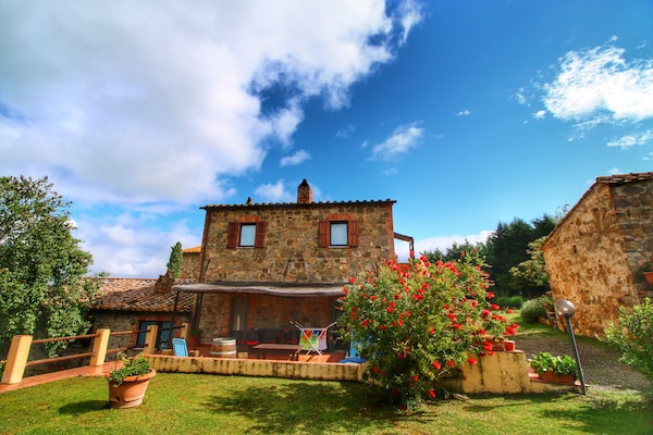 Foto van Schilderachtige Toscaanse boerderij - Vakantiehuis in Castiglione D'orcia - ExteriorSummer