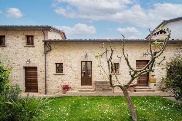 Foto van Boerderij in Città di Castello met zwembad - Vakantiehuis in Città di Castello - ExteriorSummer
