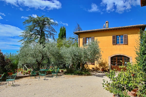 Foto van Boerderij in Todi met zwembad en theater - Vakantiehuis in Todi - ExteriorSummer
