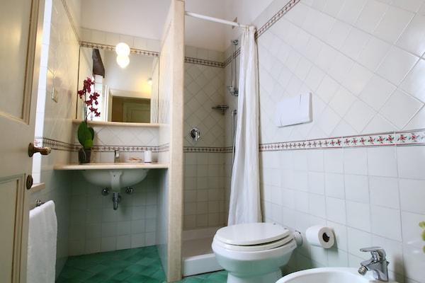 Foto van Boerderij in Todi met zwembad en theater - Vakantiehuis in Todi - BathRoom
