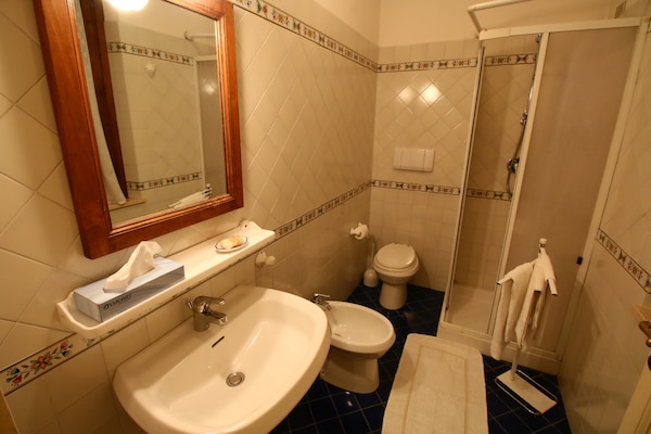 Foto van Boerderij in Todi met zwembad en theater - Vakantiehuis in Todi - BathRoom