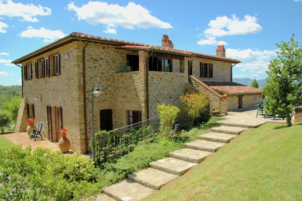 Foto van Schilderachtige boerderij met zwembad - Vakantiehuis in Città Della Pieve - ExteriorSummer
