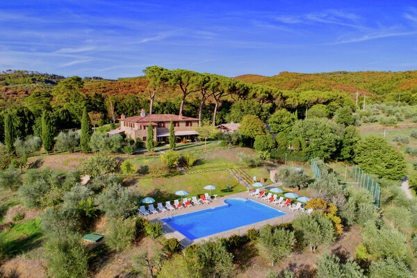 Foto van Schilderachtige boerderij met zwembad - Vakantiehuis in Città Della Pieve - ExteriorSummer