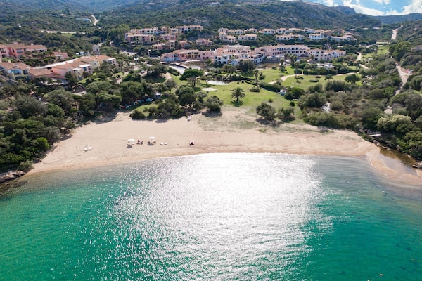 Foto van Appartement met gedeeld zwembad in Pula - Vakantiehuis in Pula (CA) - WaterView