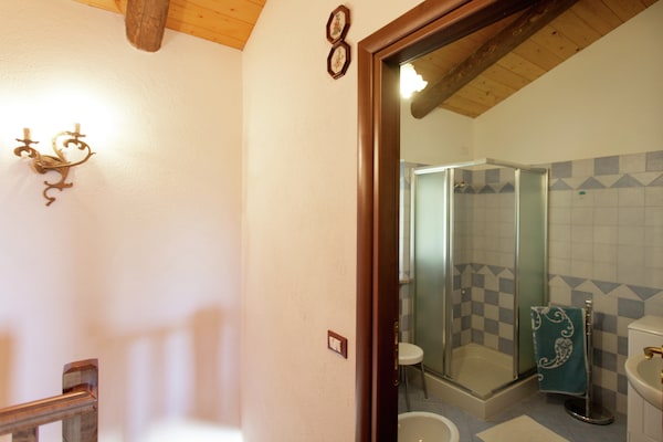 Foto van Appartement in Netro met Balkon en Uitzicht - Vakantiehuis in Netro - BathRoom