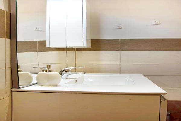 Foto van Appartement in Casale met wijngaard uitzicht - Vakantiehuis in Moncucco Torinese - BathRoom